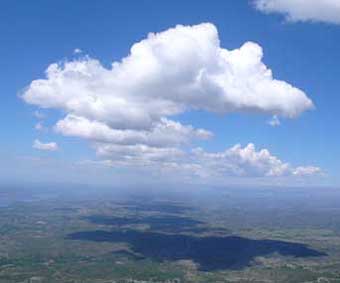 une rue de nuages